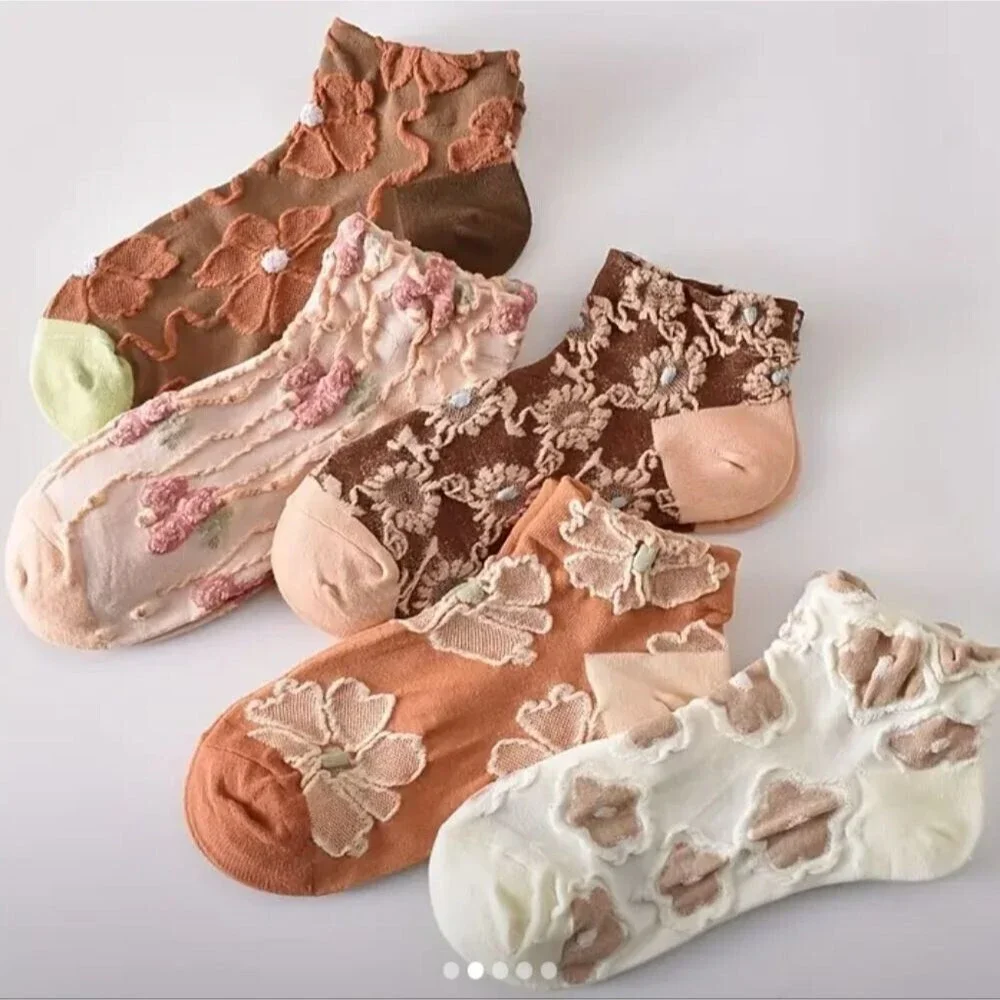 Pink floral embroidered ankle socks hosiery